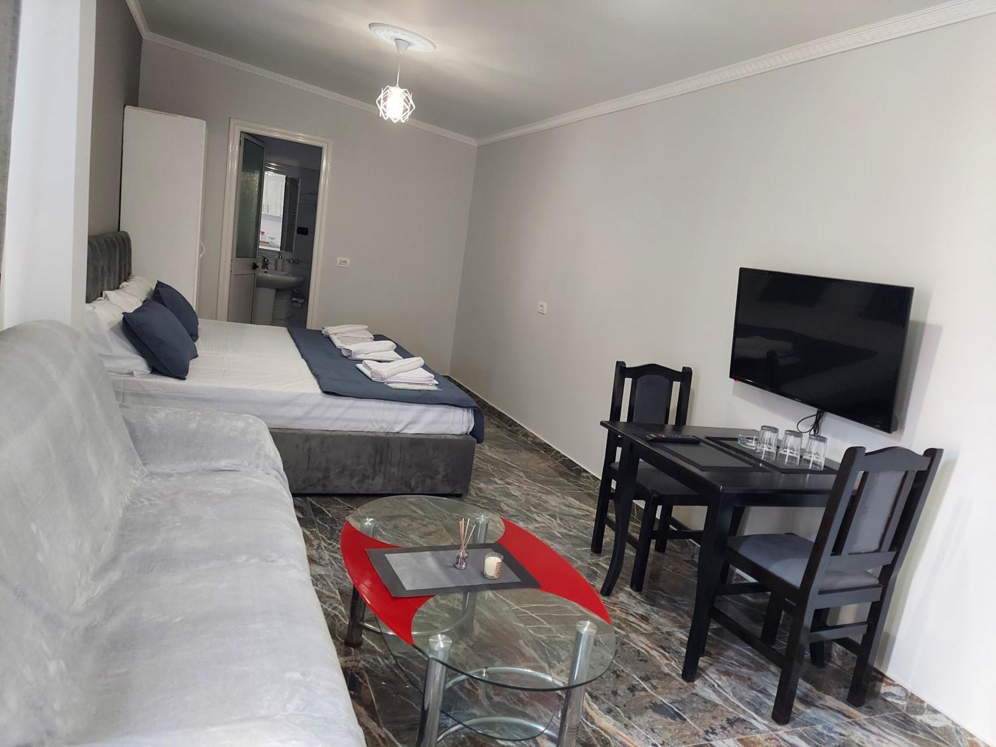 Hotel Fama Shkallnur Екстер'єр фото