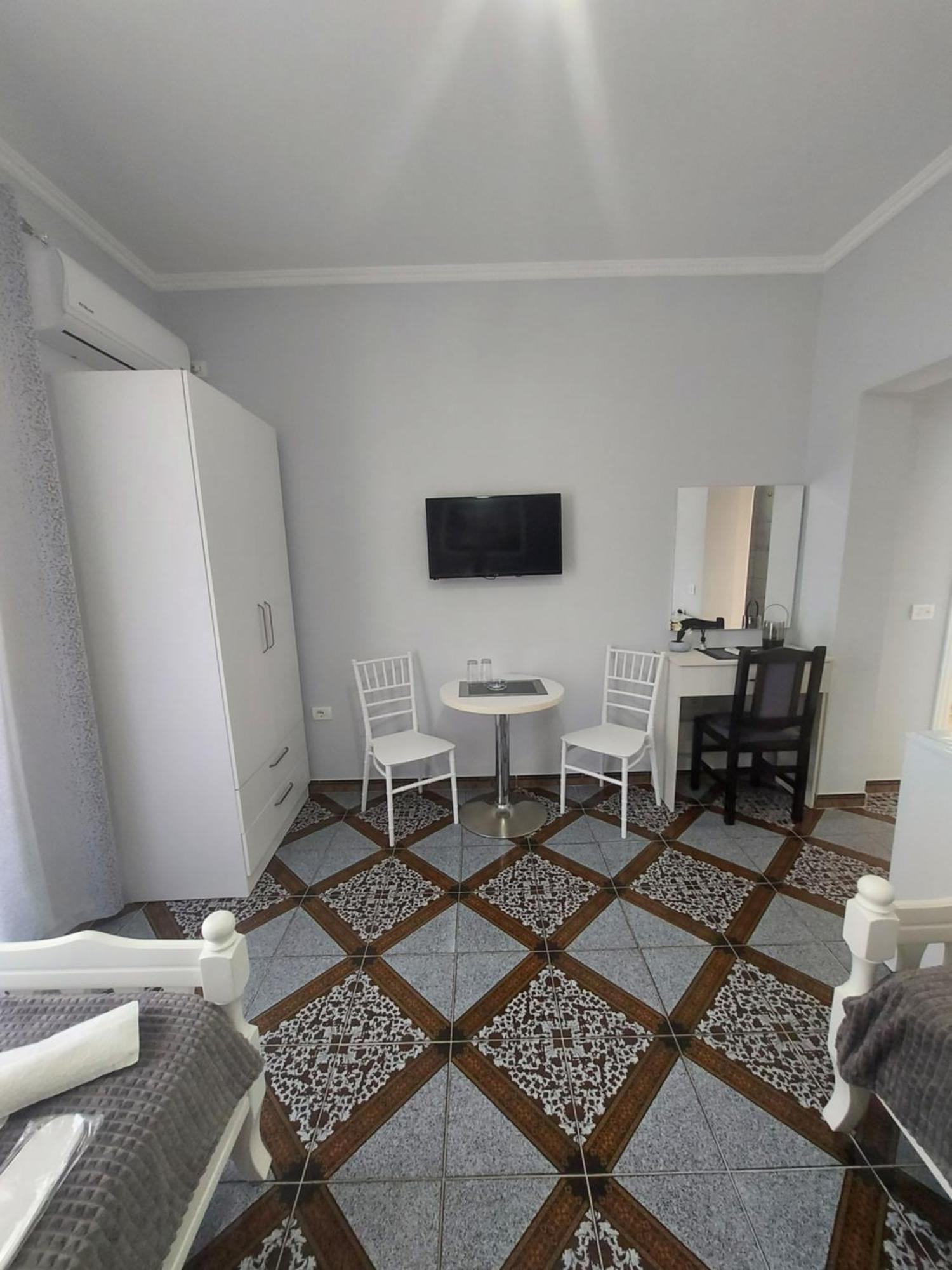 Hotel Fama Shkallnur Екстер'єр фото