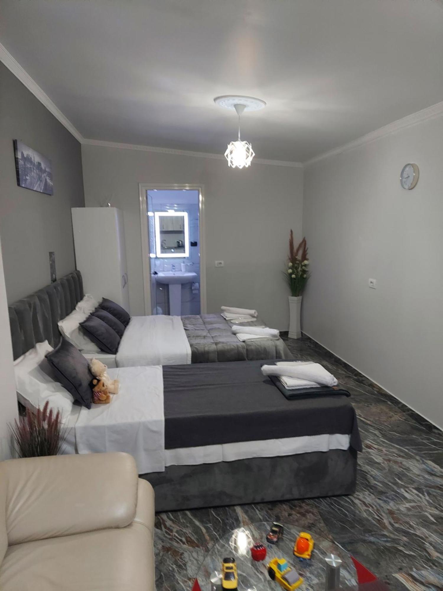 Hotel Fama Shkallnur Екстер'єр фото