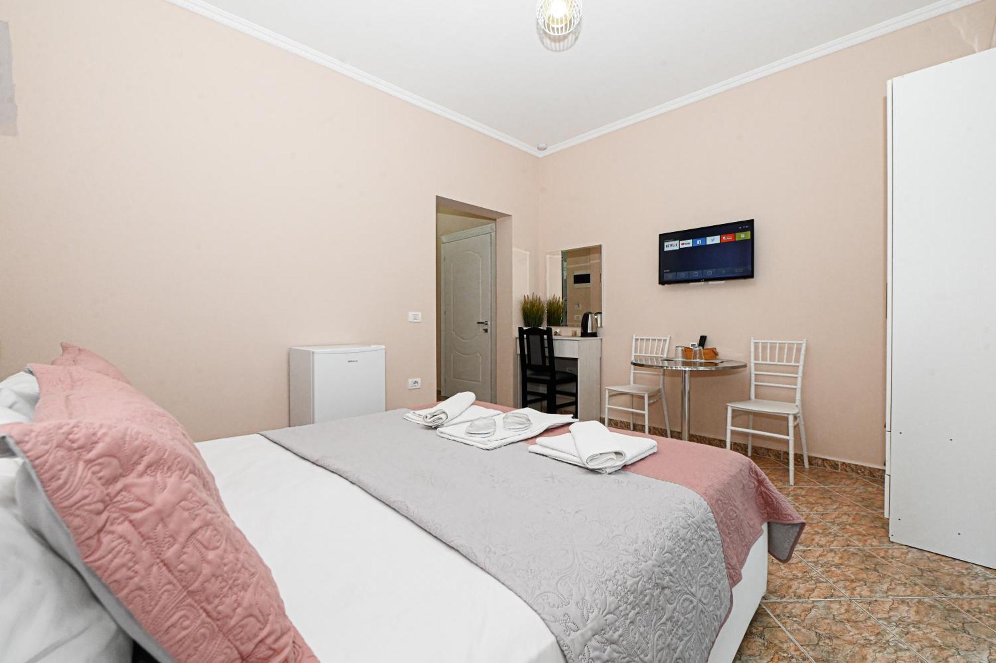 Hotel Fama Shkallnur Екстер'єр фото