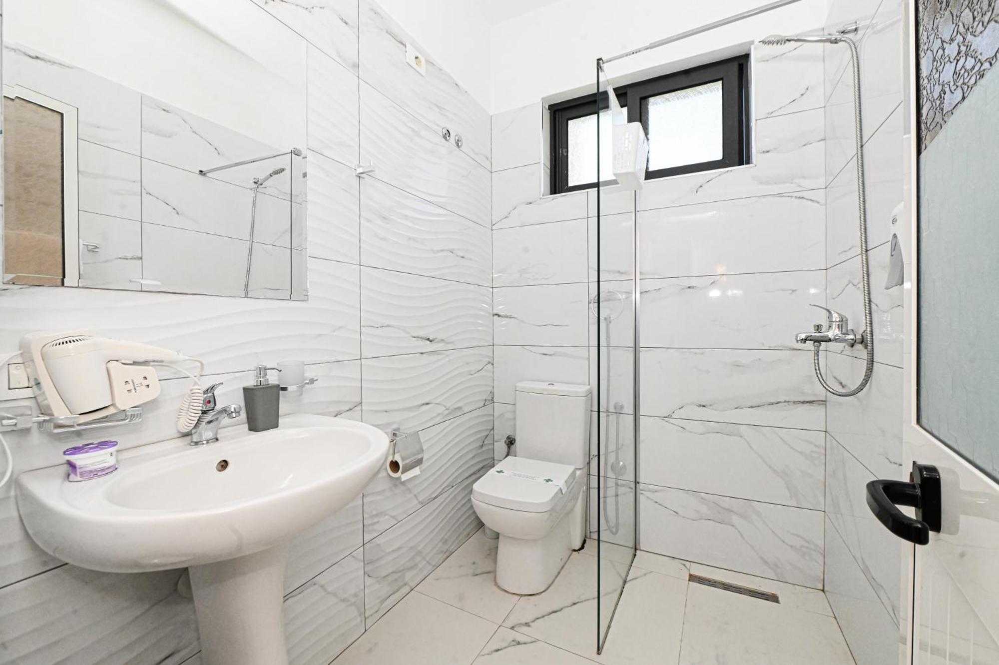 Hotel Fama Shkallnur Екстер'єр фото