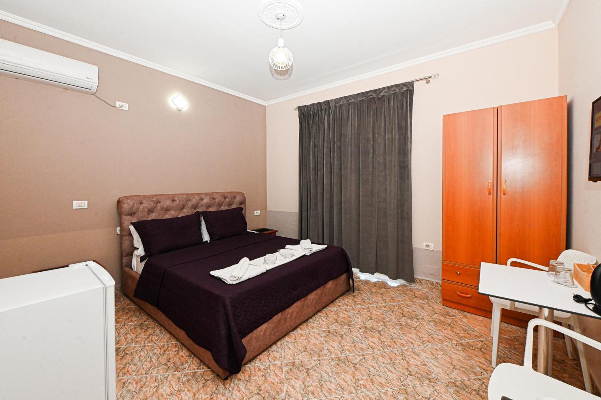 Hotel Fama Shkallnur Екстер'єр фото