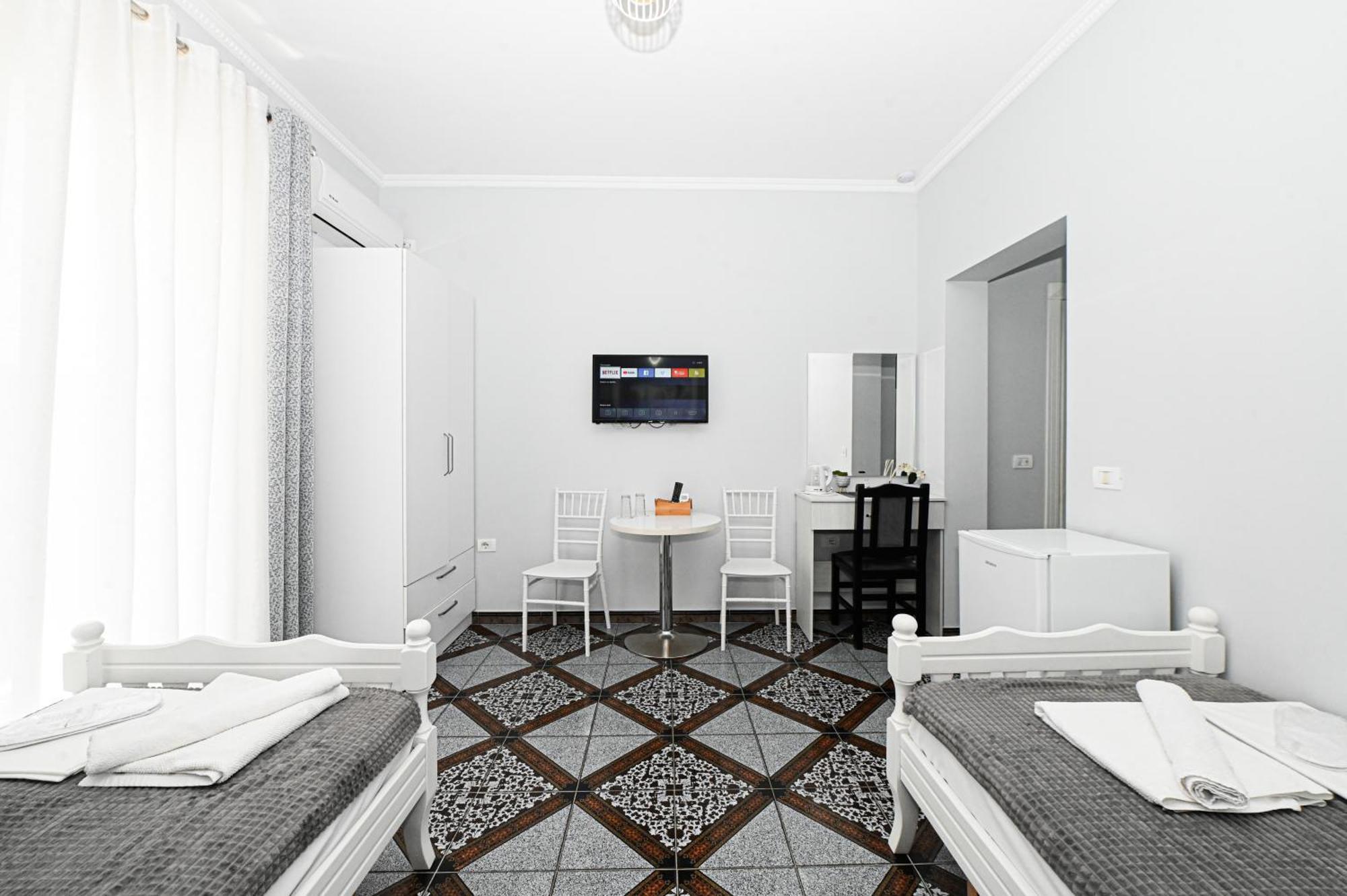 Hotel Fama Shkallnur Екстер'єр фото