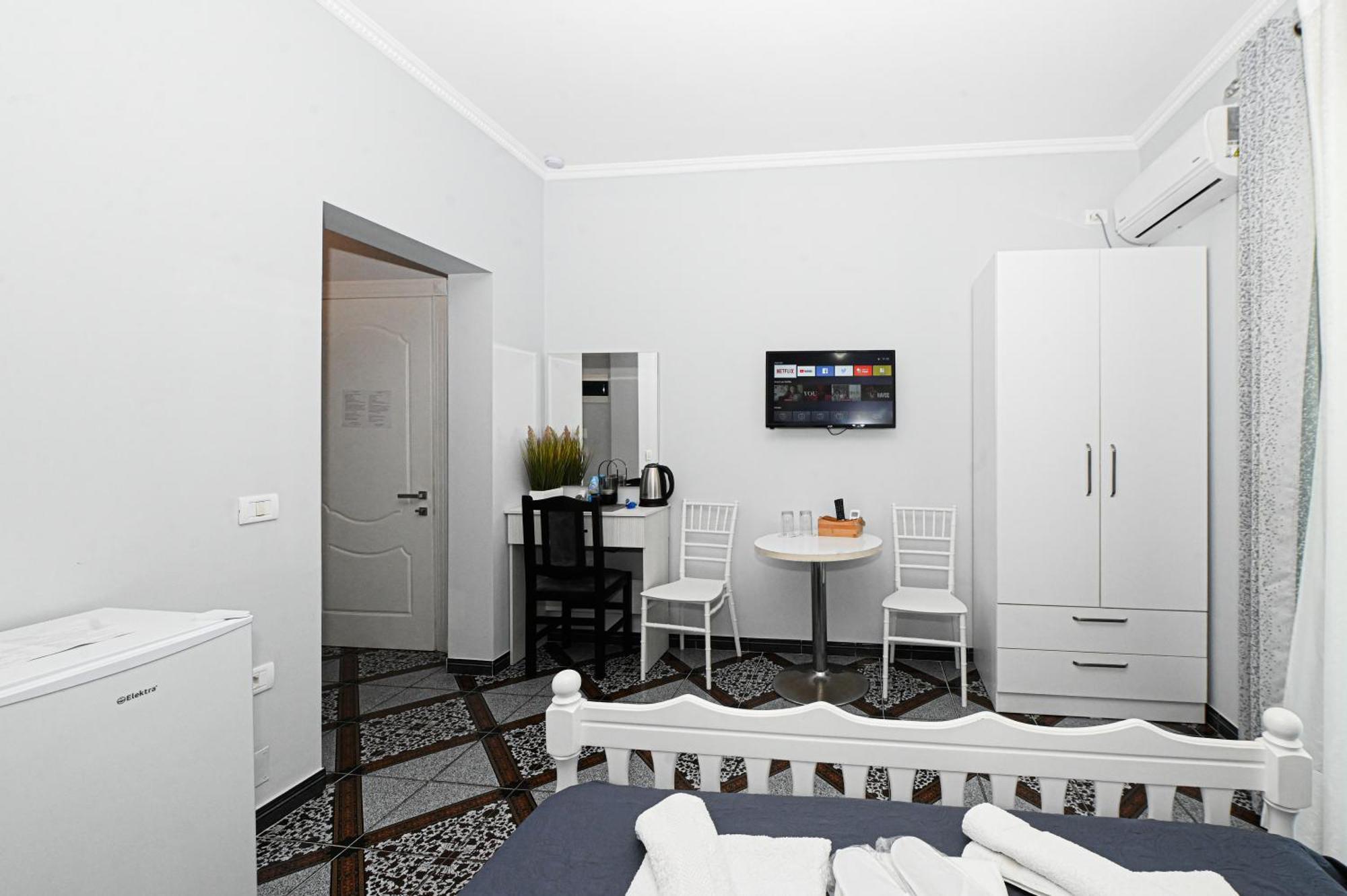 Hotel Fama Shkallnur Екстер'єр фото