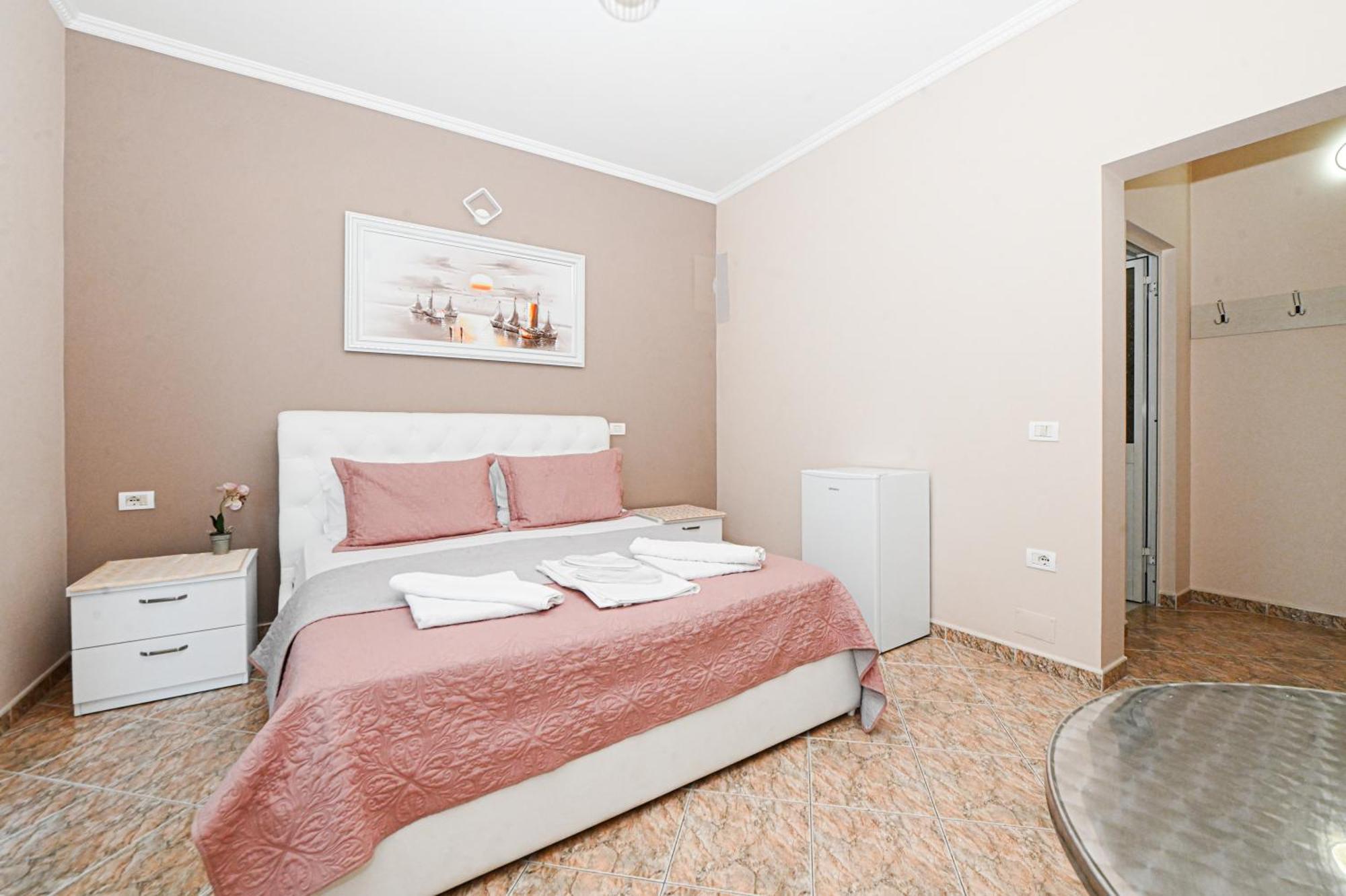 Hotel Fama Shkallnur Екстер'єр фото