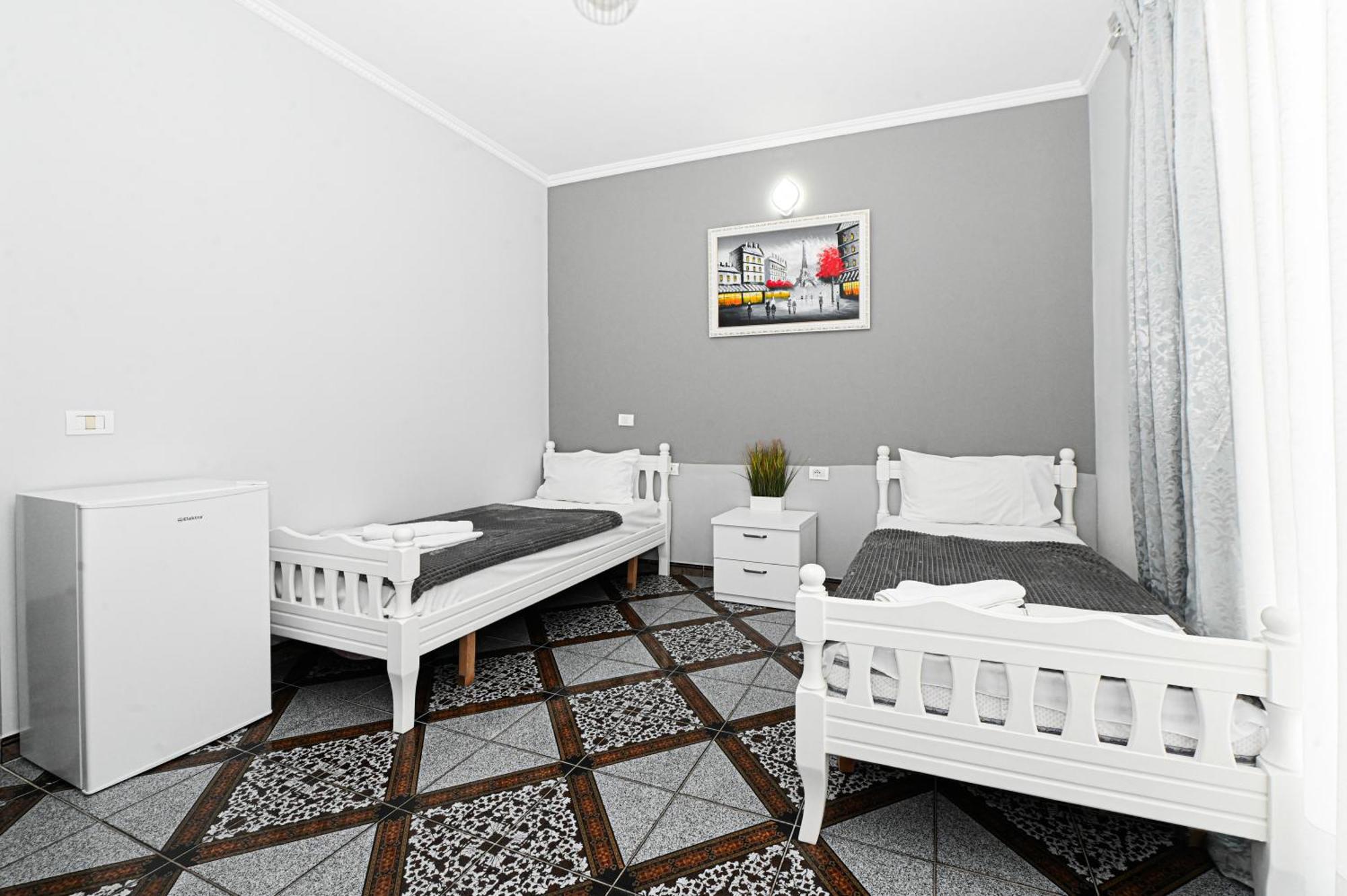 Hotel Fama Shkallnur Екстер'єр фото