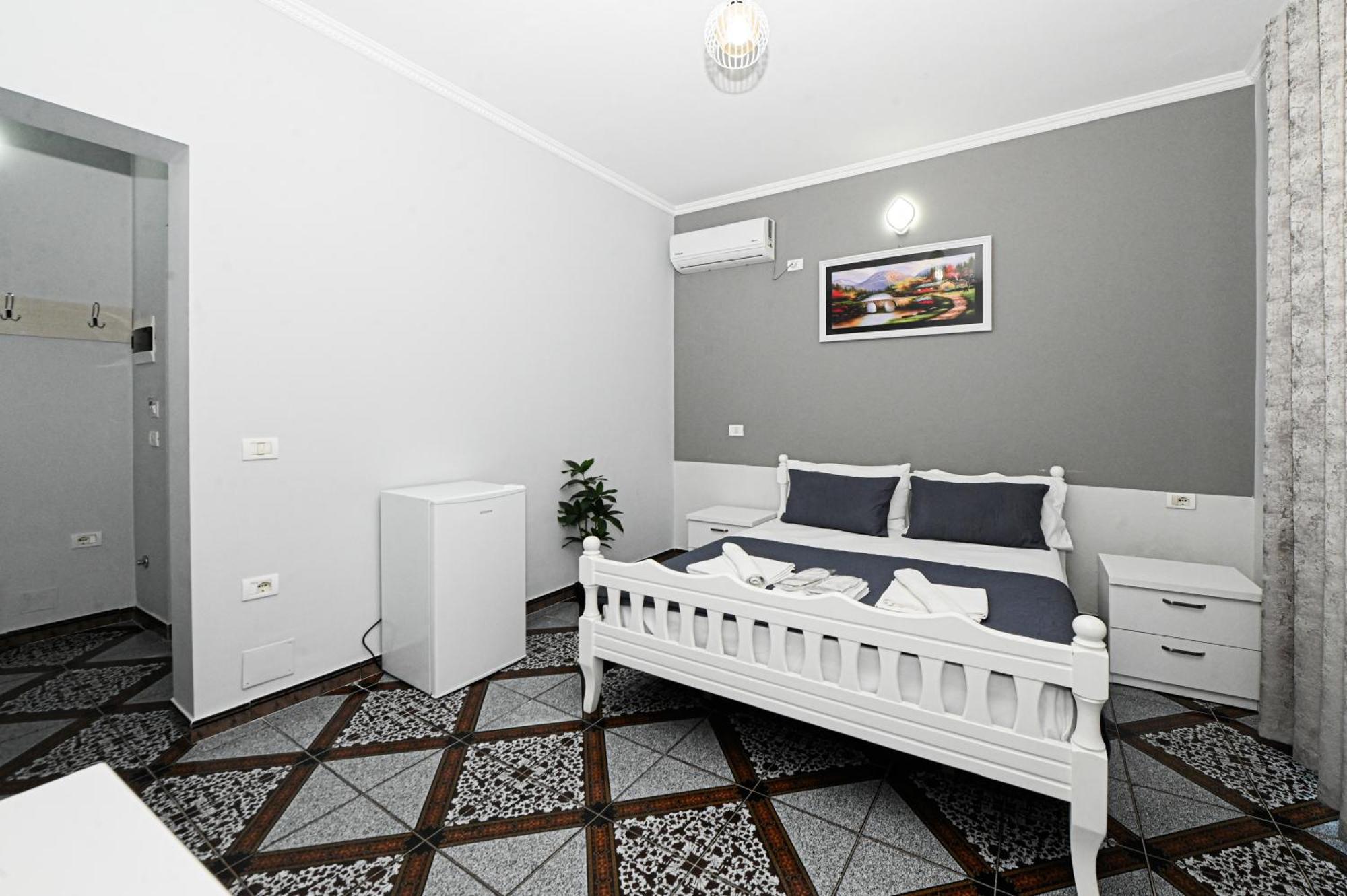 Hotel Fama Shkallnur Екстер'єр фото