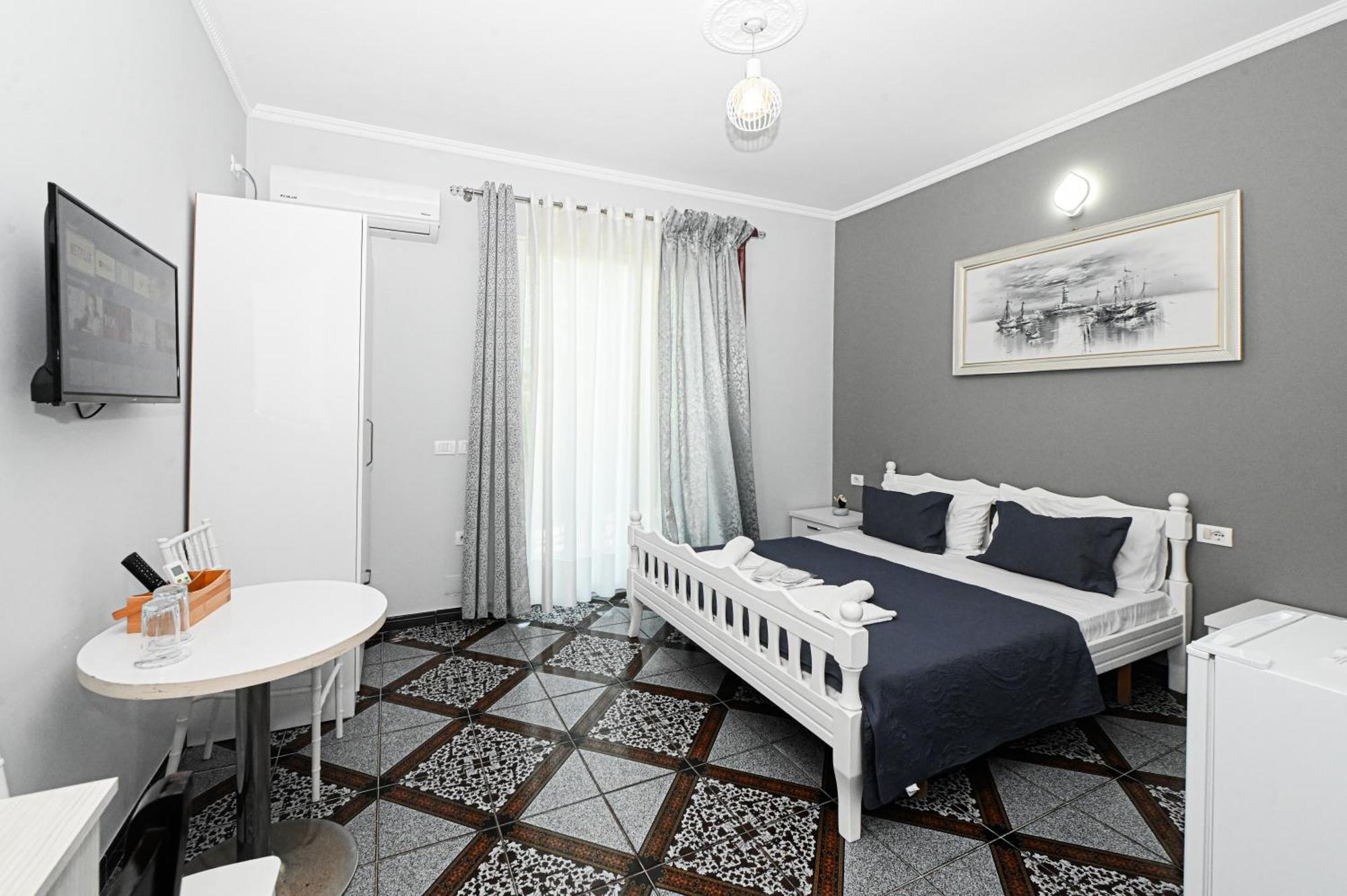 Hotel Fama Shkallnur Екстер'єр фото