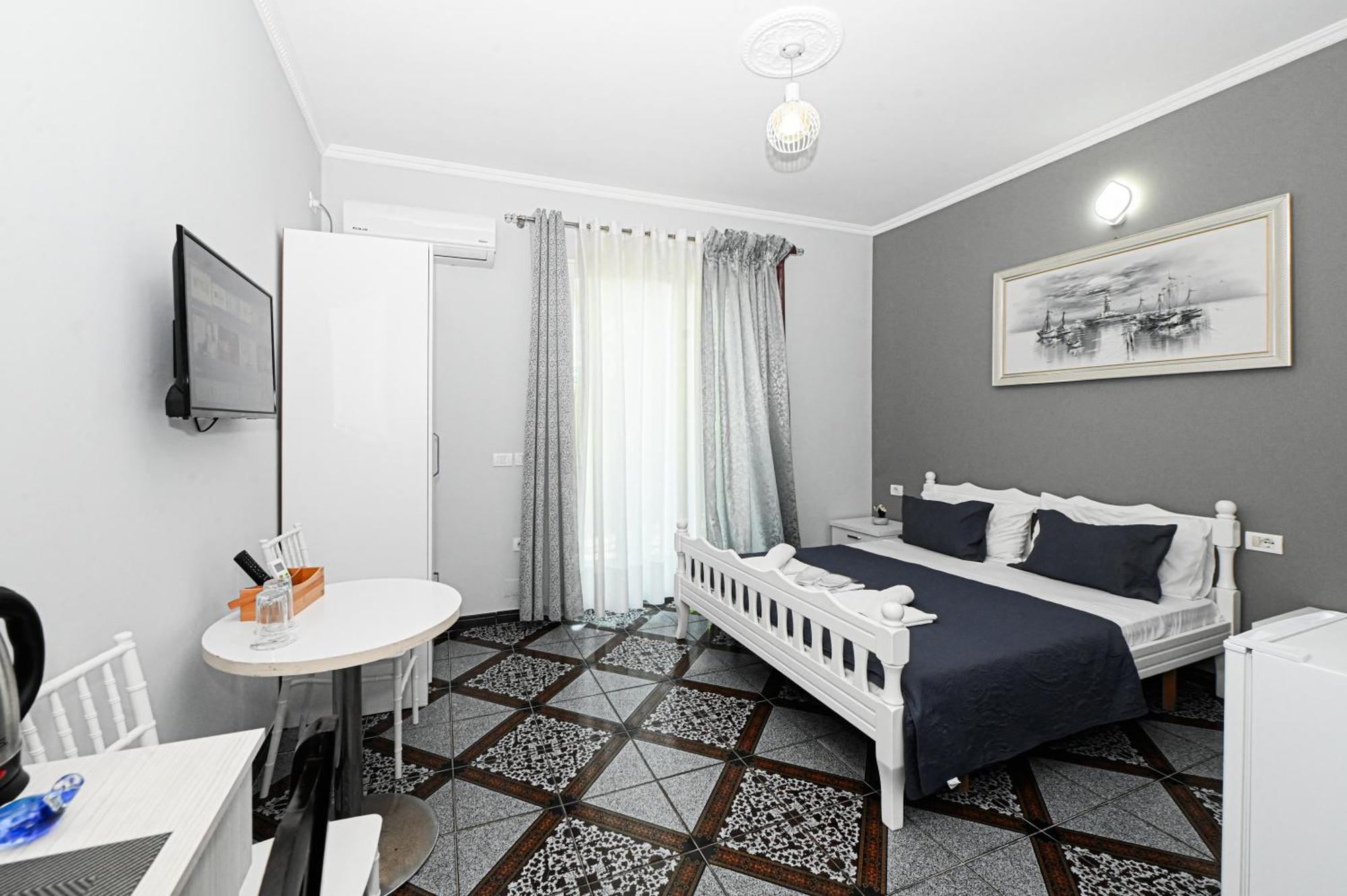 Hotel Fama Shkallnur Екстер'єр фото
