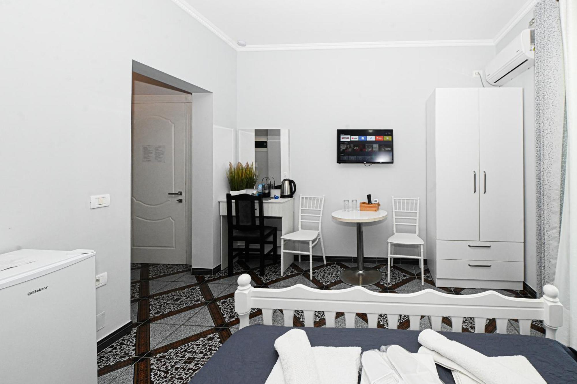 Hotel Fama Shkallnur Екстер'єр фото