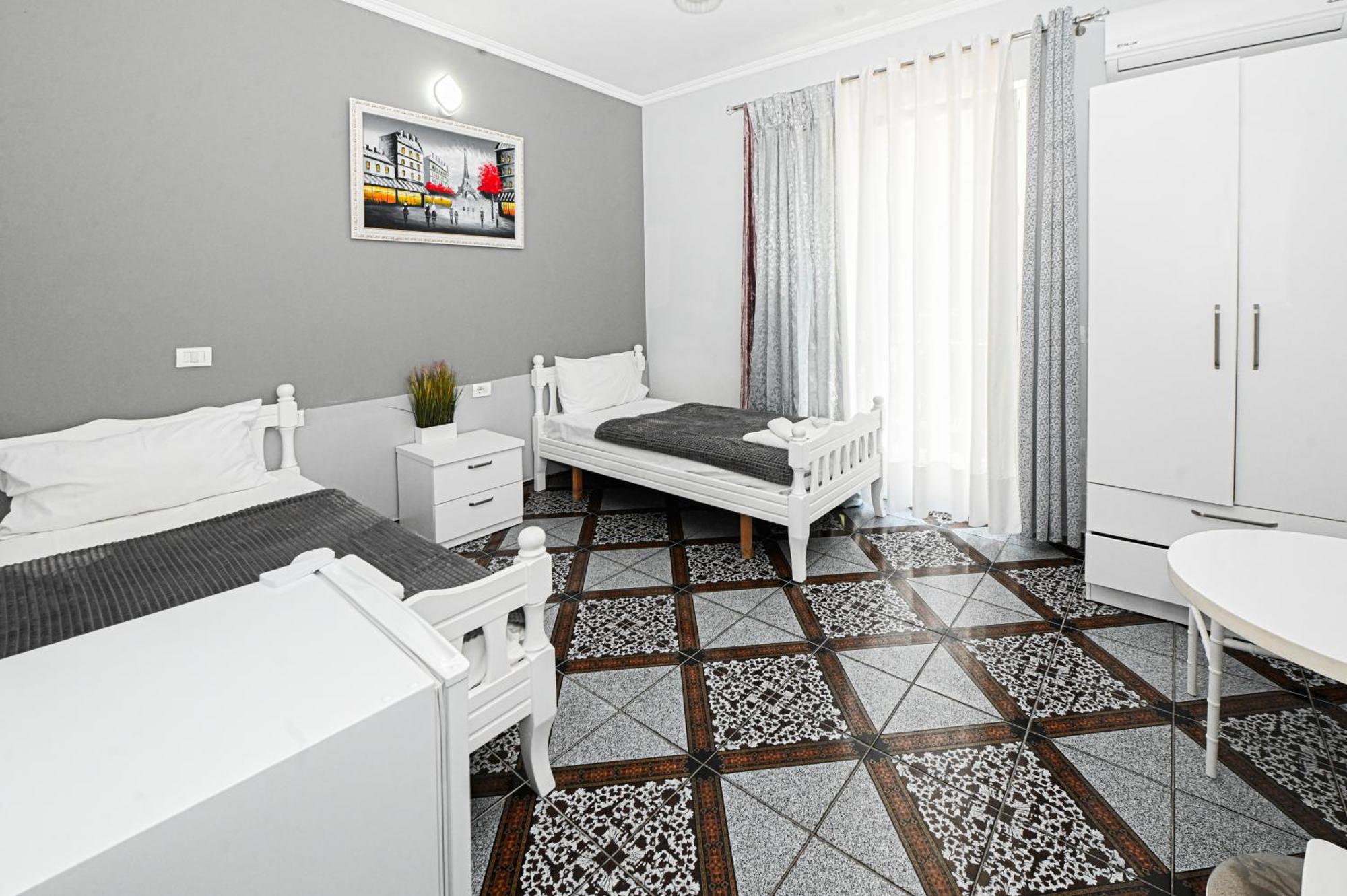 Hotel Fama Shkallnur Екстер'єр фото