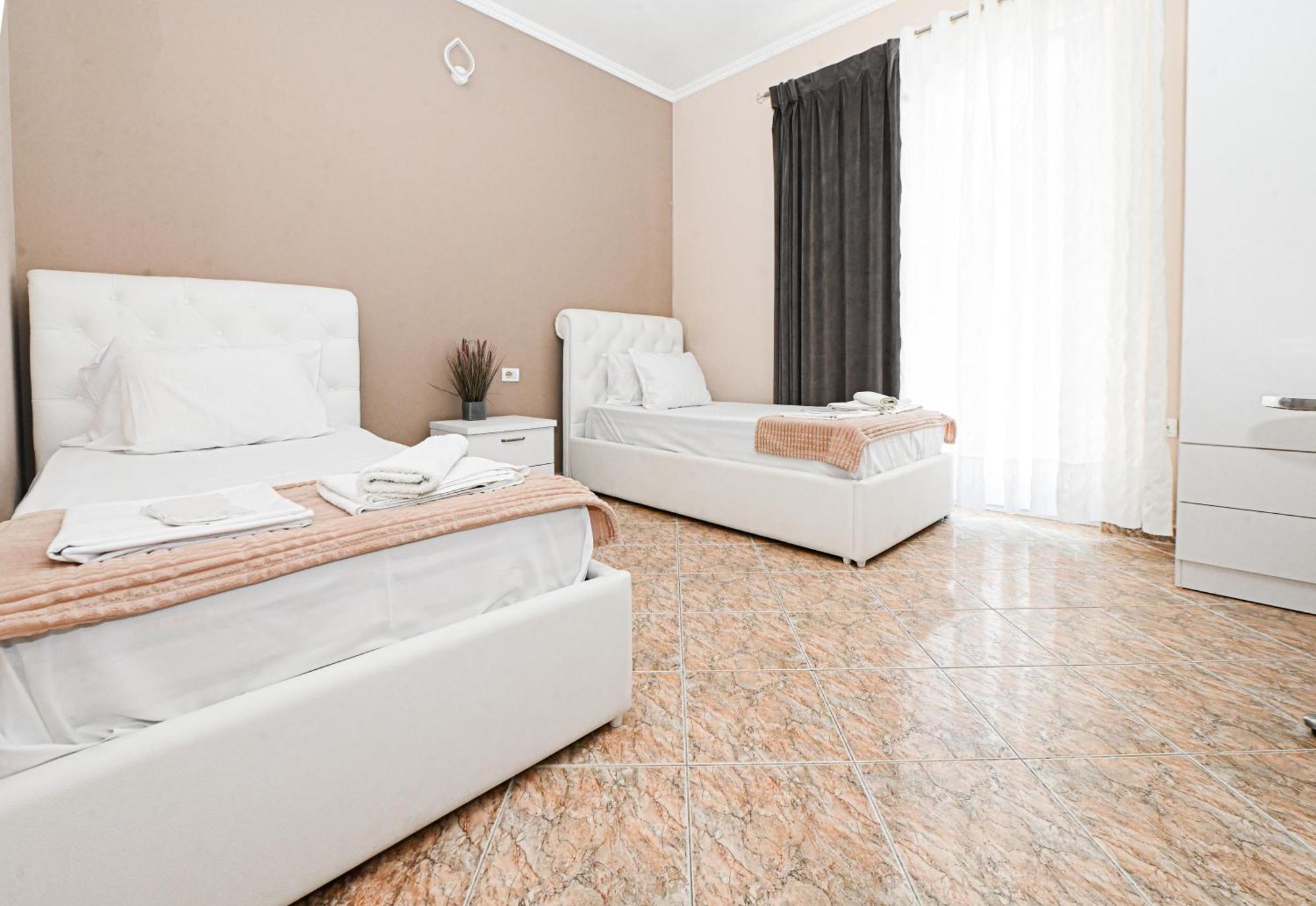 Hotel Fama Shkallnur Екстер'єр фото