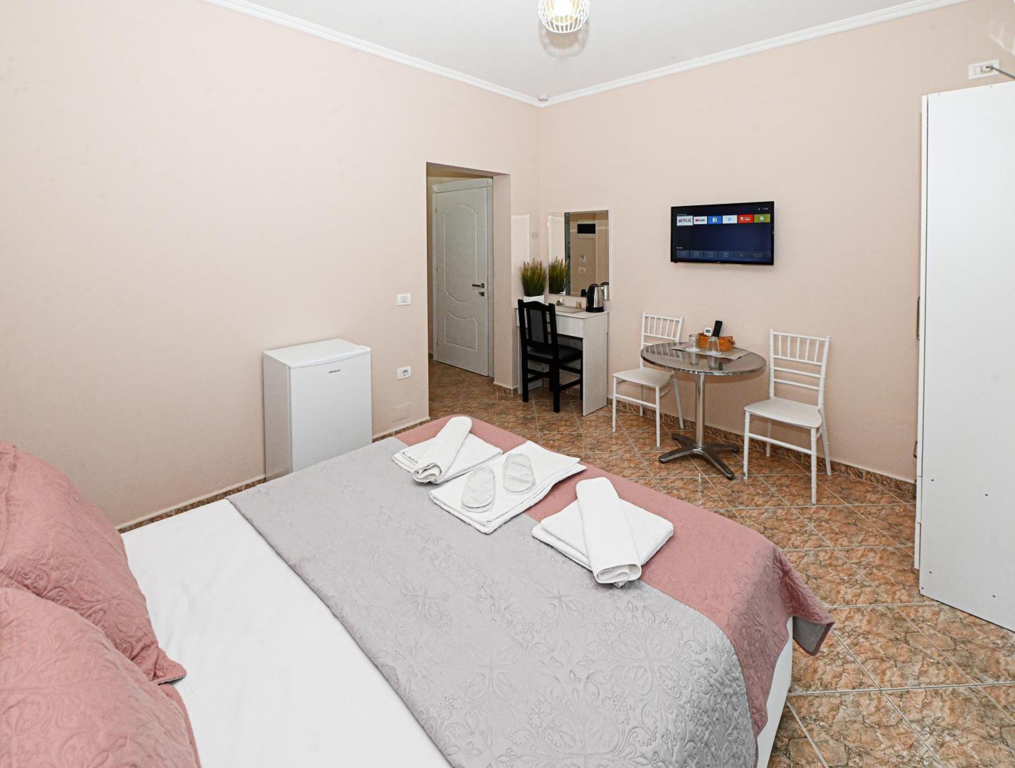 Hotel Fama Shkallnur Екстер'єр фото